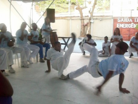 Mestre Carlinhos e prof. Tony Ramos jogando no Candeal